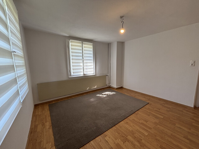 "ohne Provision" geräumige, helle 4,5 Zimmer Wohnung mit Garten u Balkon