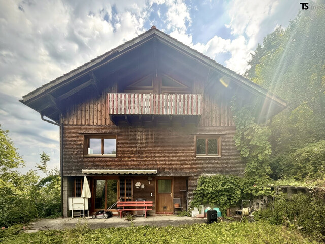 Hohenems: Großzügiges Wohnhaus mit zwei Wohnbereichen in ruhiger Hanglage - Ca. 150 m² Wohnfläche - 1.309 m² Grundstück