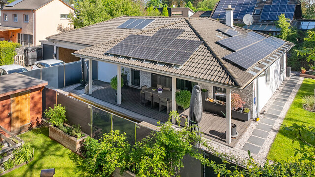 Meiningen | Stilvoller Bungalow mit Holzpool in ruhiger Lage