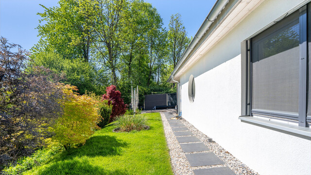 Meiningen | Stilvoller Bungalow mit Holzpool in ruhiger Lage