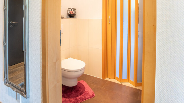 Meiningen | Stilvoller Bungalow mit Holzpool in ruhiger Lage