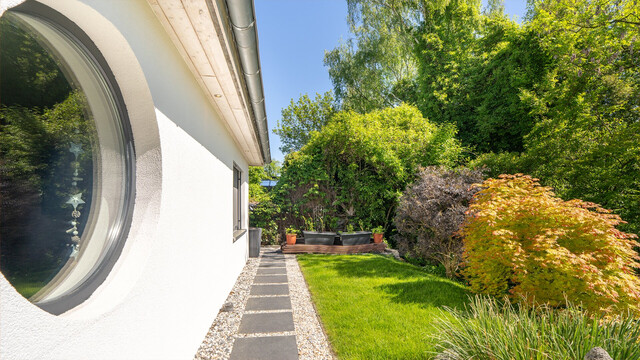Meiningen | Stilvoller Bungalow mit Holzpool in ruhiger Lage
