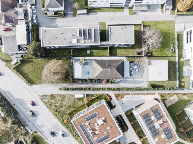 Bungalow mit Garagengebäude 