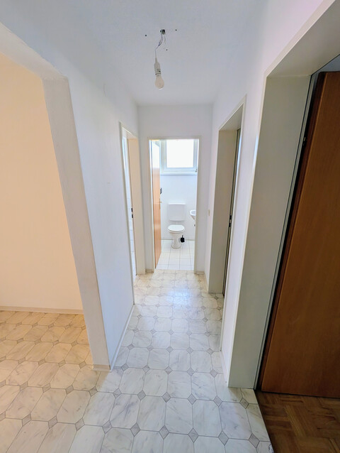 Helle 3,5-Zimmer-Dachgeschosswohnung mit Loggia, Tiefgarage und Top-Raumaufteilung in Kennelbach