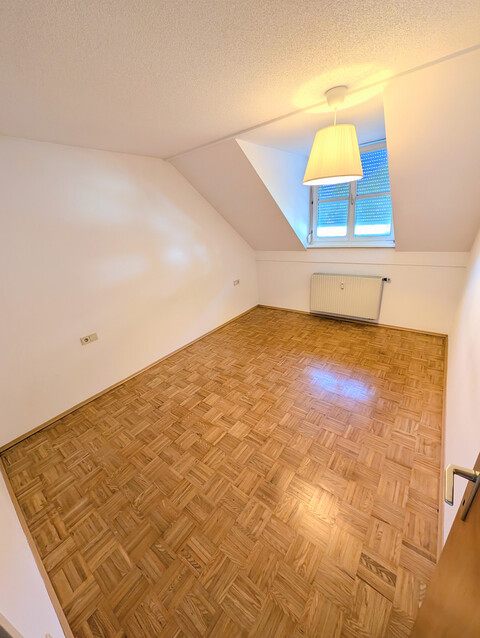 Helle 3,5-Zimmer-Dachgeschosswohnung mit Loggia, Tiefgarage und Top-Raumaufteilung in Kennelbach