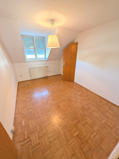 Helle 3,5-Zimmer-Dachgeschosswohnung mit Loggia, Tiefgarage und Top-Raumaufteilung in Kennelbach