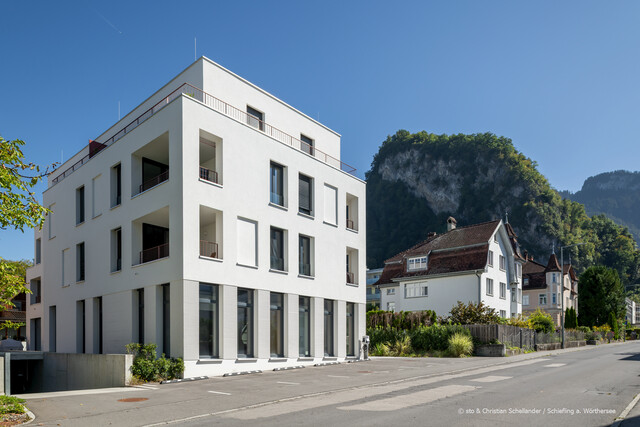 Moderne Geschäftsfläche im Erdgeschoss mit direktem Zugang und Stellplätzen