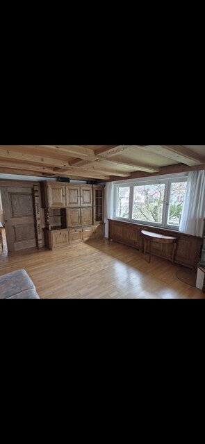 Geräumiges Haus mit Garage, Balkon, Terrasse, Garten, Abstellraum, Keller und Dachboden