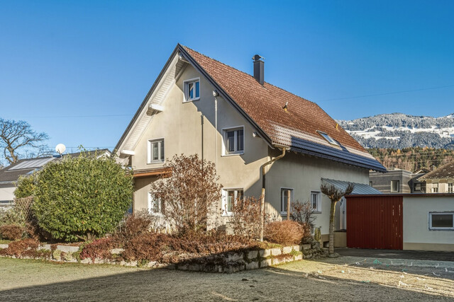 Schönes Wohnhaus mit Entwicklungsmöglichkeiten in bester Lage