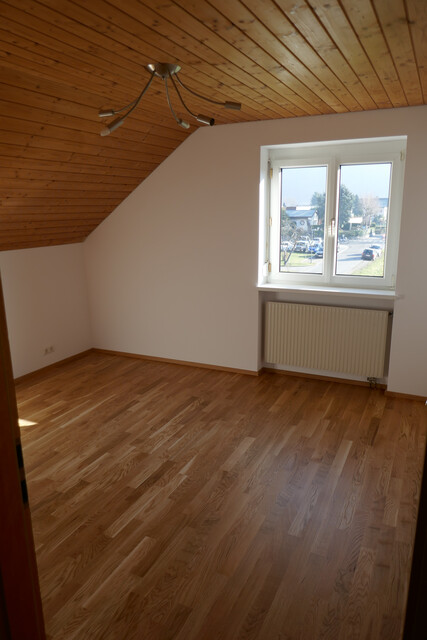 Helle und gemütliche 2-Zi Dachwohnung in ruhiger und zentraler Lage in Gisingen ab sofort zu vermieten