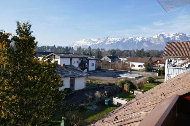 Helle und gemütliche 2-Zi Dachwohnung in ruhiger und zentraler Lage in Gisingen ab sofort zu vermieten