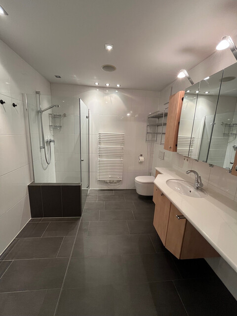 Stilvoll wohnen in Seenähe – renovierte 4-Zimmer-Wohnung mit Fischgrätenboden und Balkon!