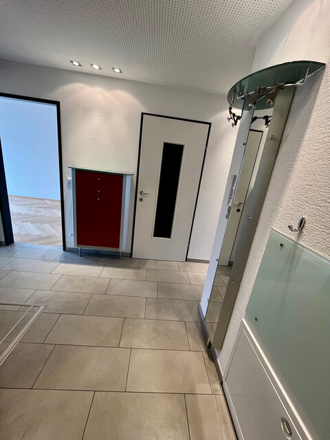 Stilvoll wohnen in Seenähe – renovierte 4-Zimmer-Wohnung mit Fischgrätenboden und Balkon!