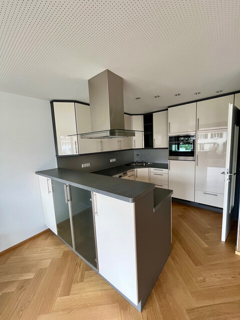 Stilvoll wohnen in Seenähe – renovierte 4-Zimmer-Wohnung mit Fischgrätenboden und Balkon!