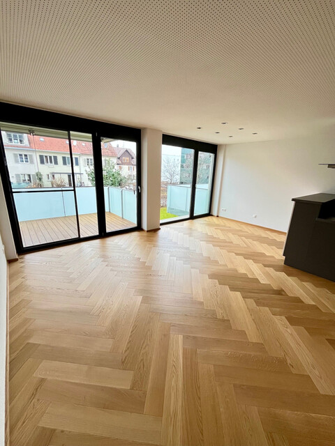 Stilvoll wohnen in Seenähe – renovierte 4-Zimmer-Wohnung mit Fischgrätenboden und Balkon!