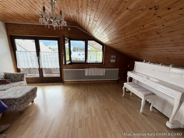 Großzügiges Wohnhaus mit Entwicklungspotenzial auf sonnigem Grundstück in Hörbranz