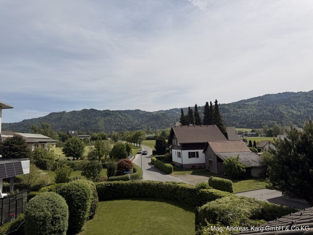 Großzügiges Wohnhaus mit Entwicklungspotenzial auf sonnigem Grundstück in Hörbranz