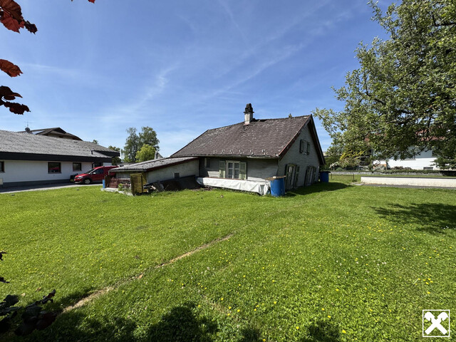 Sonniges Baugrundstück mit abbruchreifem Bestand