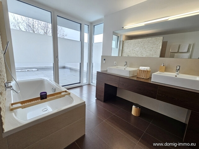 Hochwertiges Einfamilienhaus mit Wellnesskomfort und weitläufigem Grundstück