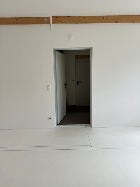 Helle Geschäftsräumlichkeit im 1. OG in zentraler Lage zu vermieten