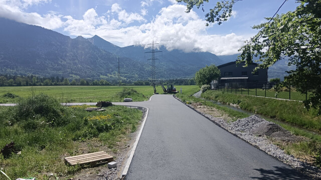 Sonnige Grundstücke in Bludesch jetzt verfügbar: Ihr Traumhaus auf 471m² wartet!