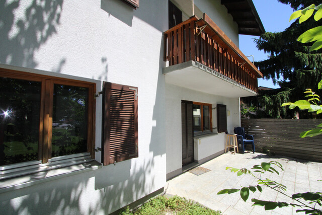 Kaufobjekt: Wohnhaus mit 2 Wohnungen, Keller, Dachboden u Doppelgarage, 