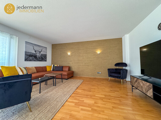 RÖTHIS: Stilvolle, sehr geräumige 3-Zimmer-Wohnung mit TG-Platz!