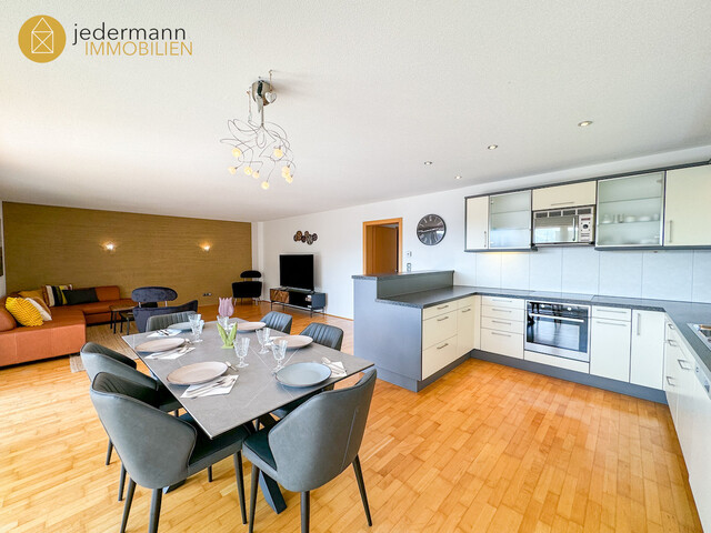 RÖTHIS: Stilvolle, sehr geräumige 3-Zimmer-Wohnung mit TG-Platz!