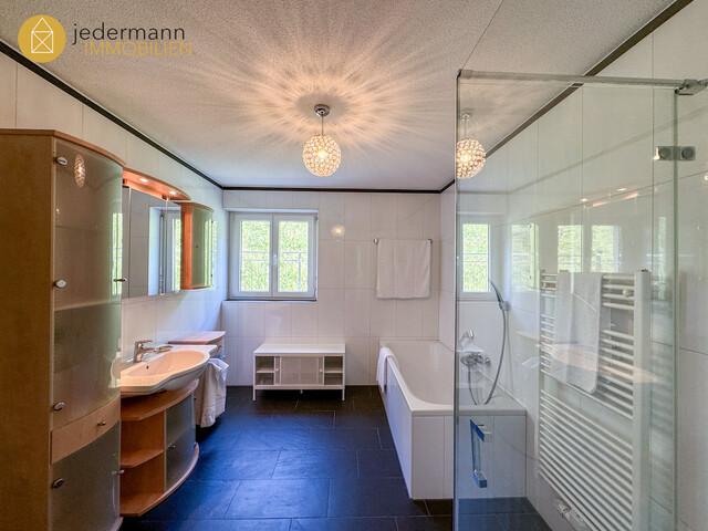 RÖTHIS: Stilvolle, sehr geräumige 3-Zimmer-Wohnung mit TG-Platz!