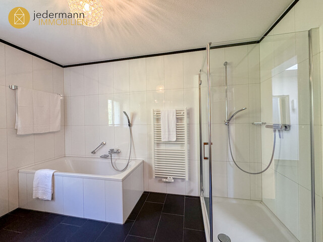 RÖTHIS: Stilvolle, sehr geräumige 3-Zimmer-Wohnung mit TG-Platz!