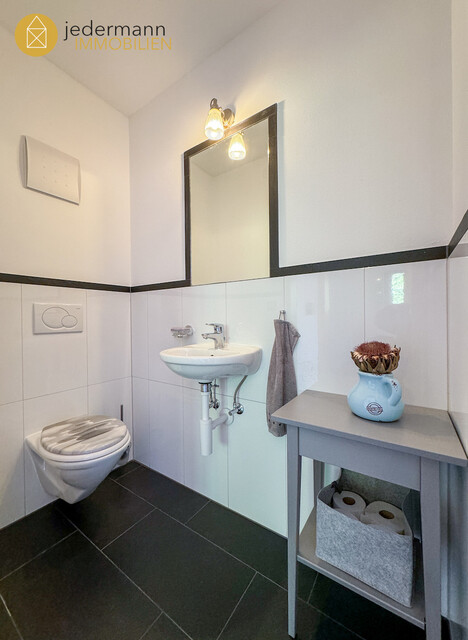 RÖTHIS: Stilvolle, sehr geräumige 3-Zimmer-Wohnung mit TG-Platz!