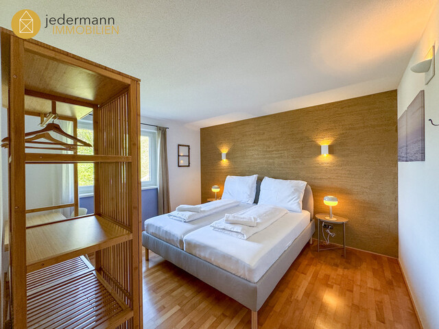 RÖTHIS: Stilvolle, sehr geräumige 3-Zimmer-Wohnung mit TG-Platz!