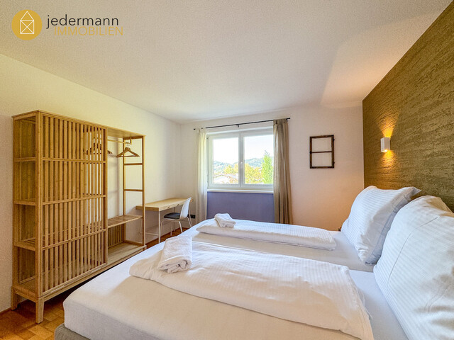 RÖTHIS: Stilvolle, sehr geräumige 3-Zimmer-Wohnung mit TG-Platz!