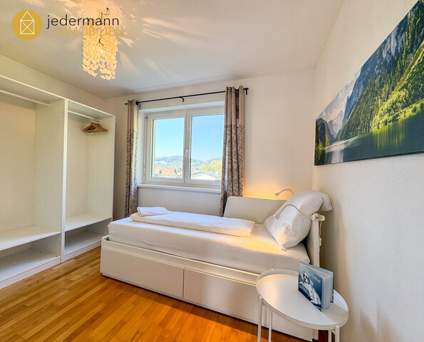 RÖTHIS: Stilvolle, sehr geräumige 3-Zimmer-Wohnung mit TG-Platz!