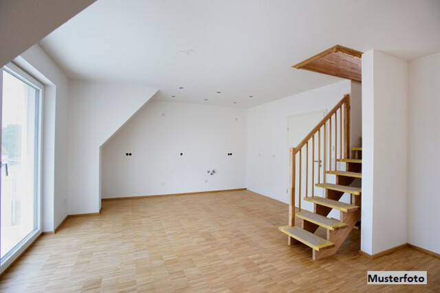 Neuwertige Maisonette-Wohnung mit Garten, Terrasse & Carport