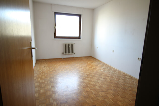 Geräumige 4 1/2 Zimmer-Wohnung inklusive Tiefgarage - provisionsfrei