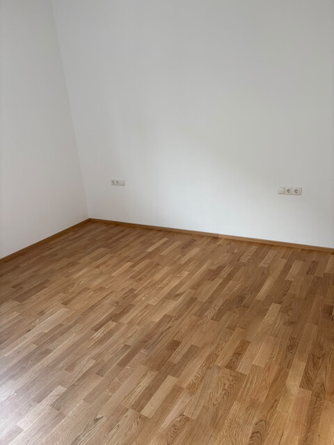 DREIZIMMERGARTENWOHNUNG mit Garage, 4 Stellplätzen, 16 m² Terrasse, 120 m² Garten und Abstellraum