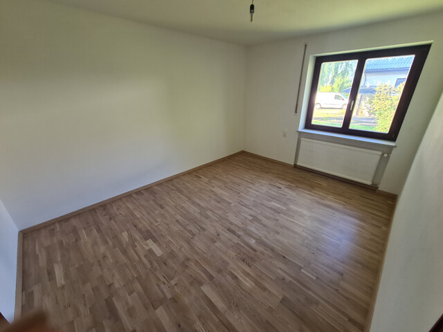 Zu vermieten:  Einfamilienhaus mit Garage, Garten, Terrasse und Keller.