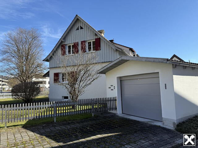 Siedlungs Doppelhaushälfte mit freistehender Garage!