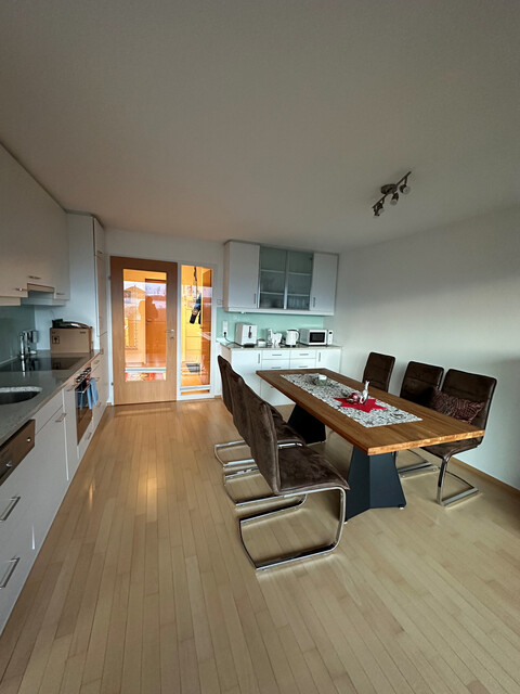 Geräumige helle 3-Zimmerwohnung mit Balkon zu vermieten 