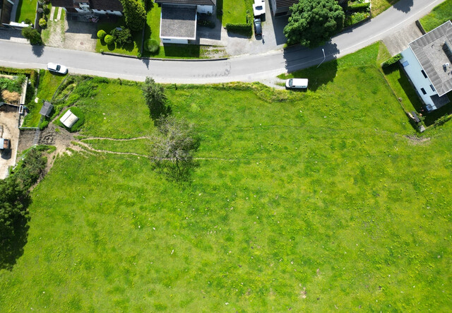 Ein Grund zu bauen im sonnigen Göfis