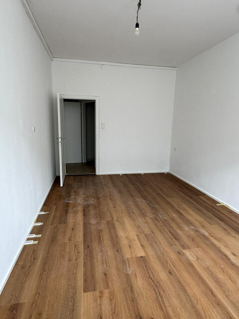 Neu sanierte, geräumige und barrierefreie 3,5 Zimmer Wohnung im 1. OG mitten in Bluden