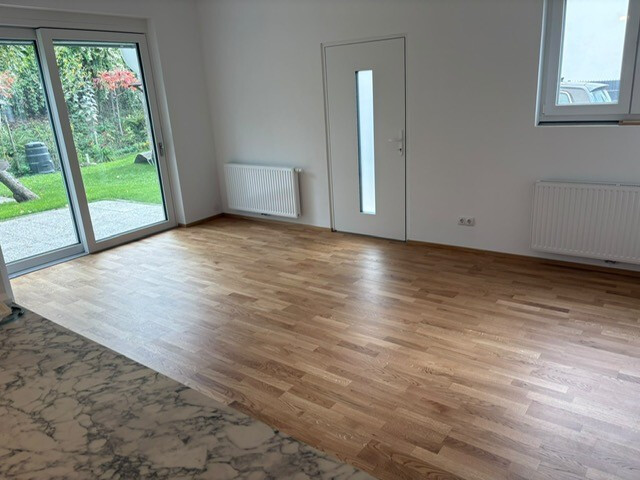 DREIZIMMERGARTENWOHNUNG mit Garage, 4 Stellplätzen, 16 m² Terrasse, 120 m² Garten und Abstellraum