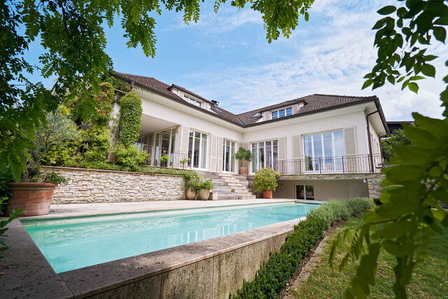 Exklusive Villa im Landhausstil mit spektakulärem Panorama- und Seeblick 