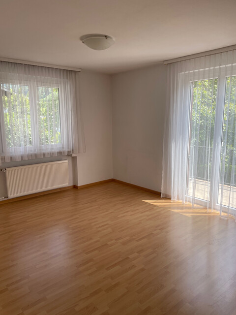 geräumige, helle   4 Zimmer Wohnung   mit separater Küche, Balkon, großes Bad