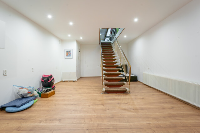 Wohn- und Geschäftshaus mit Parkplätzen