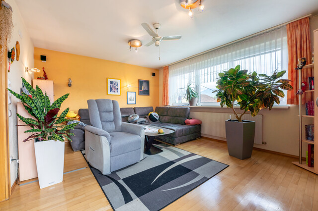 Wohn- und Geschäftshaus mit Parkplätzen