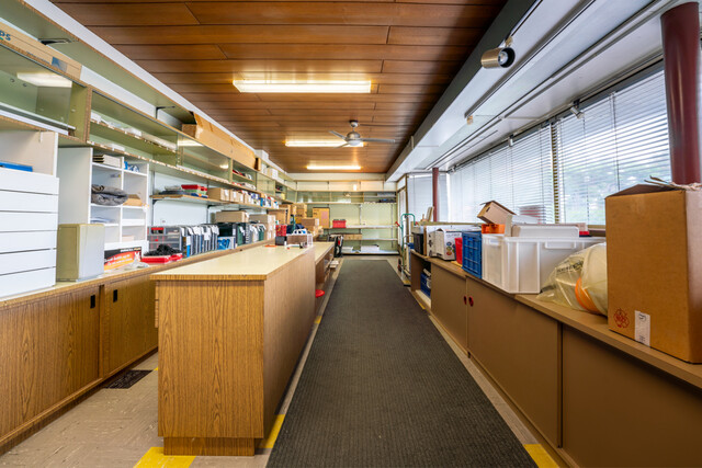 Wohn- und Geschäftshaus mit Parkplätzen