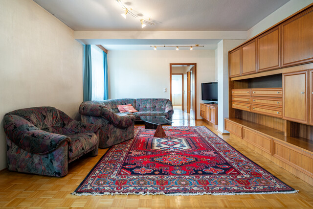 Wohn- und Geschäftshaus mit Parkplätzen