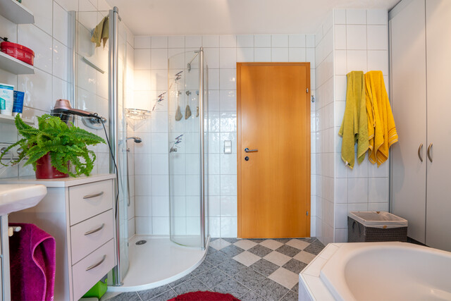 Wohn- und Geschäftshaus mit Parkplätzen